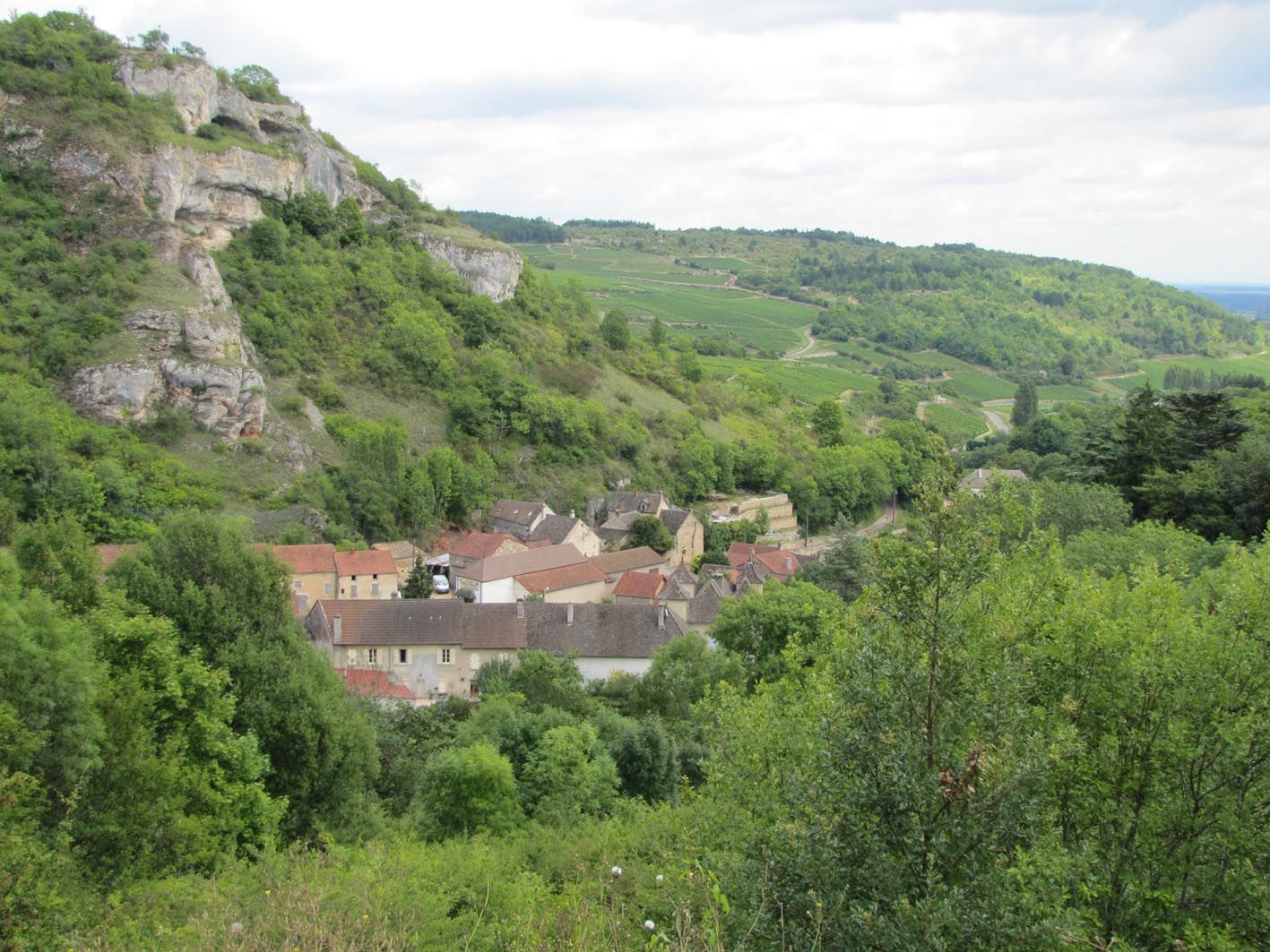 <p>Village pittoresque, encercl&eacute; par des falaises abruptes et un &eacute;peron rocheux, Saint-Romain est un des villages les plus anciens de la&nbsp;C&ocirc;te de Beaune.&nbsp;Saint-Romain est une zone Natura 2000 pour ses pelouses calcaires et les creux de nidification du Faucon p&egrave;lerin.</p>
