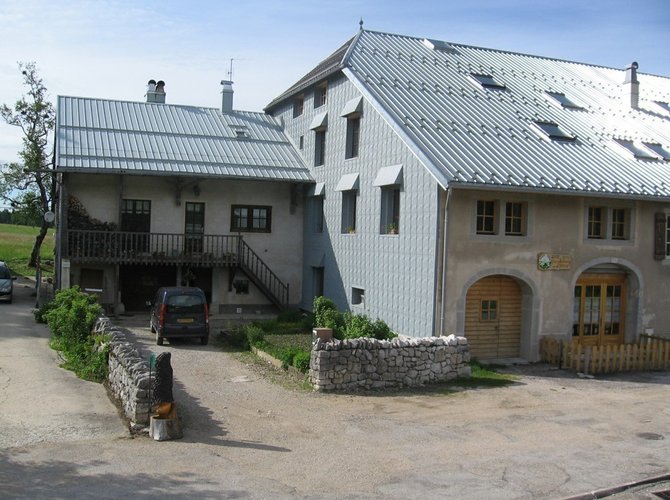 Altitude 1080m/1340m. Morez (jura) 15mn, Pontarlier (doubs) 45mn- D46 : Chapelle des Bois, petit village de montagne dans Parc régional du Haut-Jura et à la frontière suisse, forêt de sapins, tourbières, lac, combes et pâturages vallonnés à la flore très riche surtout en juin.
Notre maison est située dans un petit hameau à 500m au sud du village, 10 route du Jura