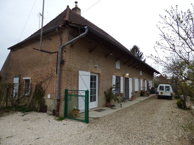 Dans le triangle Chalon sur Saône-Beaune -Dôle (40 km de chaque), à 2 km de la RN 73, sorties autoroute Chalon ou Beaune (A6) ou Choisey (A 36). Bus Chalon sur Saône-Pierre de Bresse.