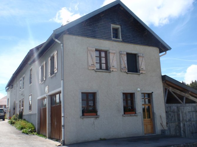 Village de 280 habitants à la frontière suisse, alt: 1080m/1340m, D46. À 20 minutes, Mouthe avec la source du Doubs, à 15 minutes Morez, musée de la lunetterie. A 45km le Chateau de Joux et Pontarlier à 50 minutes.