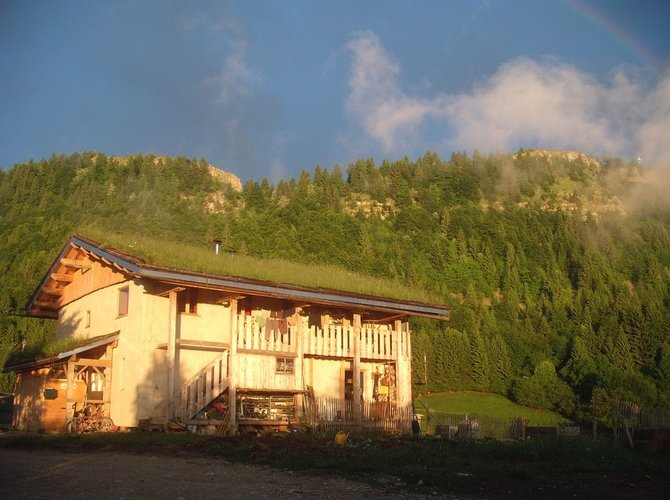 Altitude 1000m, à 12km de St Claude, 20km d’Oyonnax, au cœur des Hautes Combes dans le Parc naturel régional du Haut-Jura. Lieu calme, à 1km du village des Bouchoux.