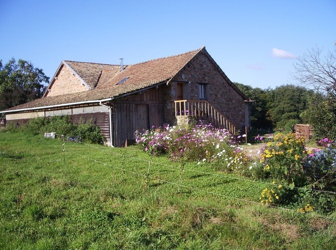 En clunisois, dans le paysage harmonieux et valloné de la Bourgogne du Sud, nous sommes à 10min de Cluny, 30 min de Macon, proches du GR76C.