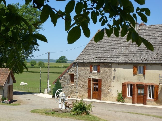 Proche du canal due Bourgogne.
Au calme, éloigné de la route, dans un écrin de verdure, proche de la nature et des animaux (vaches charolaises). 
