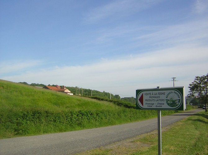 Situé dans le clunysois, à quelques mètres de la voie verte de Bourgogne et à proximité immédiate de notre célèbre village de Taizé, entre Cormatin et Cluny.