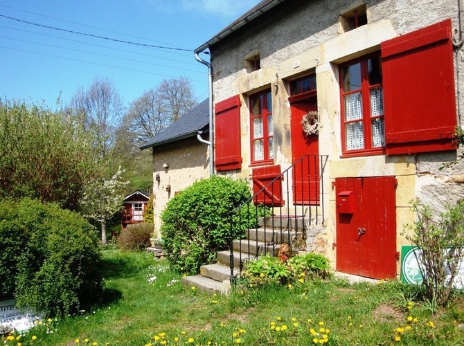 Au cœur du Parc Naturel du Morvan, idéalement situé, à mi-chemin entre les grands Lacs et les sommets de la montagne bourguignonne, gîte de caractère dans hameau paisible. Villes historiques d’Autun à 20km, Bibracte à 25km, Saulieu à 25km.