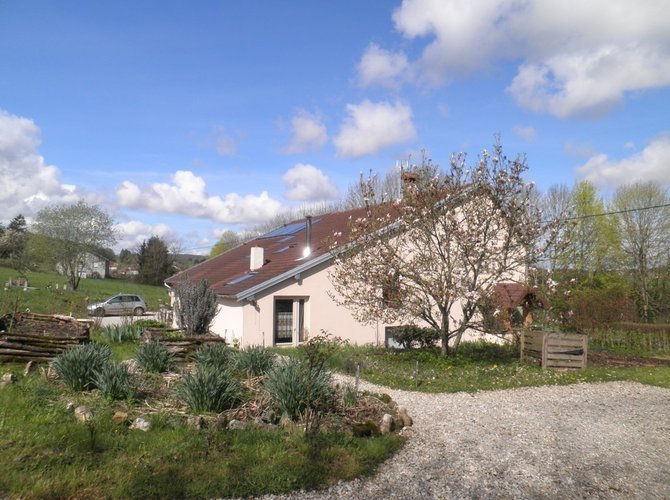 Marnoz, village de 400 habitants avec boulangerie. Situé à 45 mn de Besançon, Lons le Saunier, Dole.Quittant la N 83, la D 105 conduit jusqu'au gite à la sortie du village. Salins les bains à 5 mn : ses Salines (patrimoine  mondiale de l'UNESCO), ses thermes et ses commerces. Le mont Poupet 853 m d'altitude. Deux forts prestigieux de Vauban montent la garde.