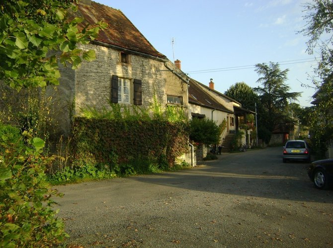 Petit village bourguignon en vallée de Grosne, à 25m d'altitude. Accès par autoroute A6 sorties Mâcon Sud, Chalon-sur-Saône Sud (30km) ou Tournus (25km). Taizé 7km, Cluny 17km, par D981. GR76 et Voie verte à 500m. 
Arrêt bus ligne7, Chalon-Macon à 500m