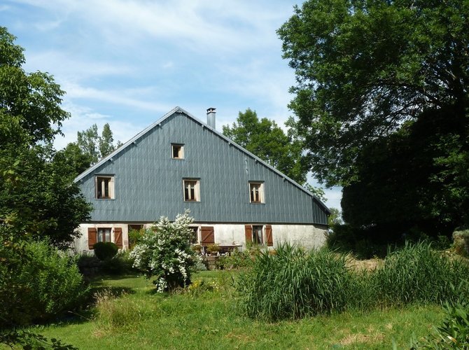 A  650 m d’altitude dans la montagne des Vosges, notre ancienne ferme date de 1761. De granite et de grès, l’architecture d’origine de la maison a été préservée. La grange, l’étable, le grenier, etc... sont intacts. 
Le Parc Naturel des Ballons des Vosges avec le Plateau des 1000 étangs offrent  une diversité de paysages exceptionnels, signe du respect des équilibres entre les Hommes et la Nature :  petits villages et habitat dispersé avec d’abondantes sources,  forêt de feuillus et conifères riches d’une faune diversifiée, terres agricoles avec maintien d’une agriculture paysanne respectueuse de l’environnement, etc... 

