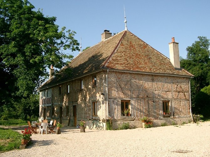Entre Bourgogne et Jura, en pleine campagne de Bresse, caractérisée par étangs et bois, notre propriété de 5ha entoure une très ancienne maison de caractère et les bâtiments  attenants.