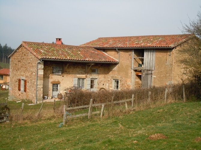 Ancienne petite ferme à 412m d'altitude, dans le haut clunisois en Bourgogne du Sud, entourée de près où paissent  vaches charolaises et limousines. A 30km de Mâcon (gare TGV), 15km de Cluny.