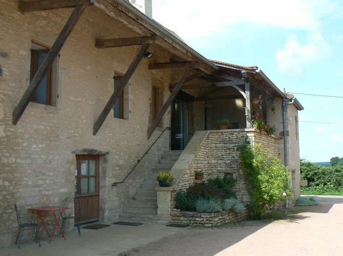 Dans le vignoble de la côte chalonnaise, à 25km de Chalon-sur-Saône ou Tournus (sorties autoroute),ou Cluny,  sur la D981, à 25km du Creusot (gare TGV), à 100m de la Voie verte.