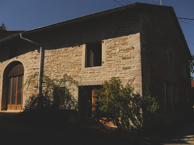 En Petite Montagne, vallée du Suran. Alt 400m. Entre Saint Julien et Montfleur - 30 minutes Bourg en Bresse, 45 minutes Lons le saunier, sur la D117. A proximité : de l’Ecomusée du moulin de Pont des Vents. Au pied du mont Nivigne 767m et du mont Myon.