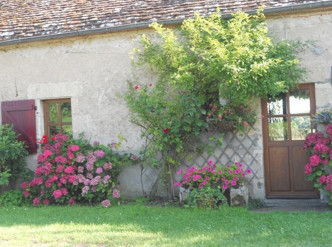 Maison située à 15 km de Nevers, 7 km de Magny-Cours, près de l'Allier et de sa confluence avec la Loire, non loin du chemin de St jacques de Compostelle et du vélo-route - la Loire à vélo - ainsi que du Canal latéral à la Loire.