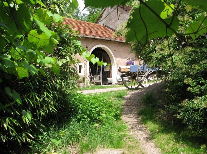 Au coeur du plateau de Mille étangs, 10 km de Lure ( route D73), dans le PNR du Ballon des Vosges. 3 km du village Melisey

